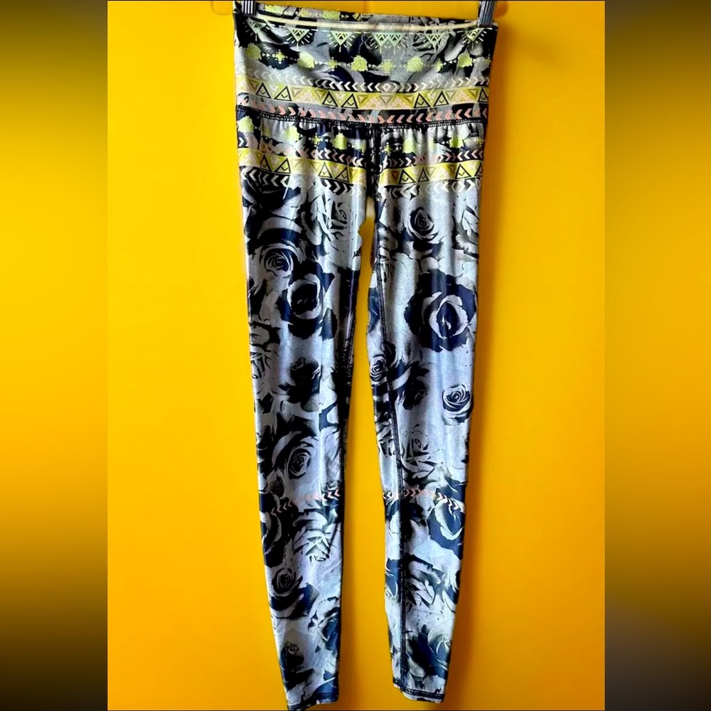 TEEKI ‘Desert Rose’ Yoga Pants Retail $86. Out of production print 🏵️